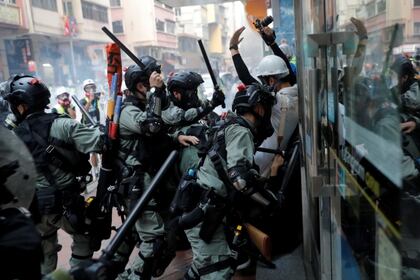 En Hong Kong, China reprime brutalmente a los manifestantes