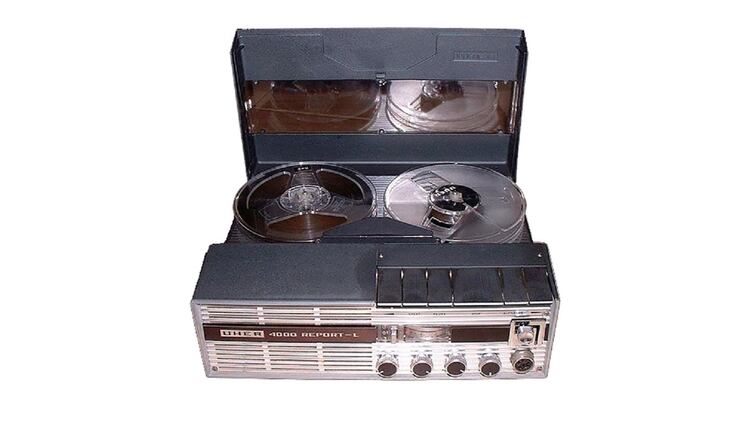 El grabador UHER-4000, con cinta Basf, usado para grabar la conversación entre Leopoldo Galtieri y Ronald Reagan. Fue instalado por funcionarios de la SIDE en el Salón Norte de la Casa de Gobierno y operado por Alejandro Escobar un funcionario civil de la Presidencia.