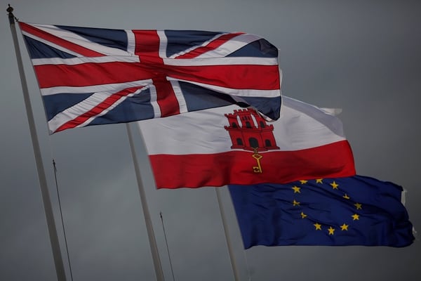 La bandera del Reino Unido, de Gibraltar y de la Unión Europea (Reuters)