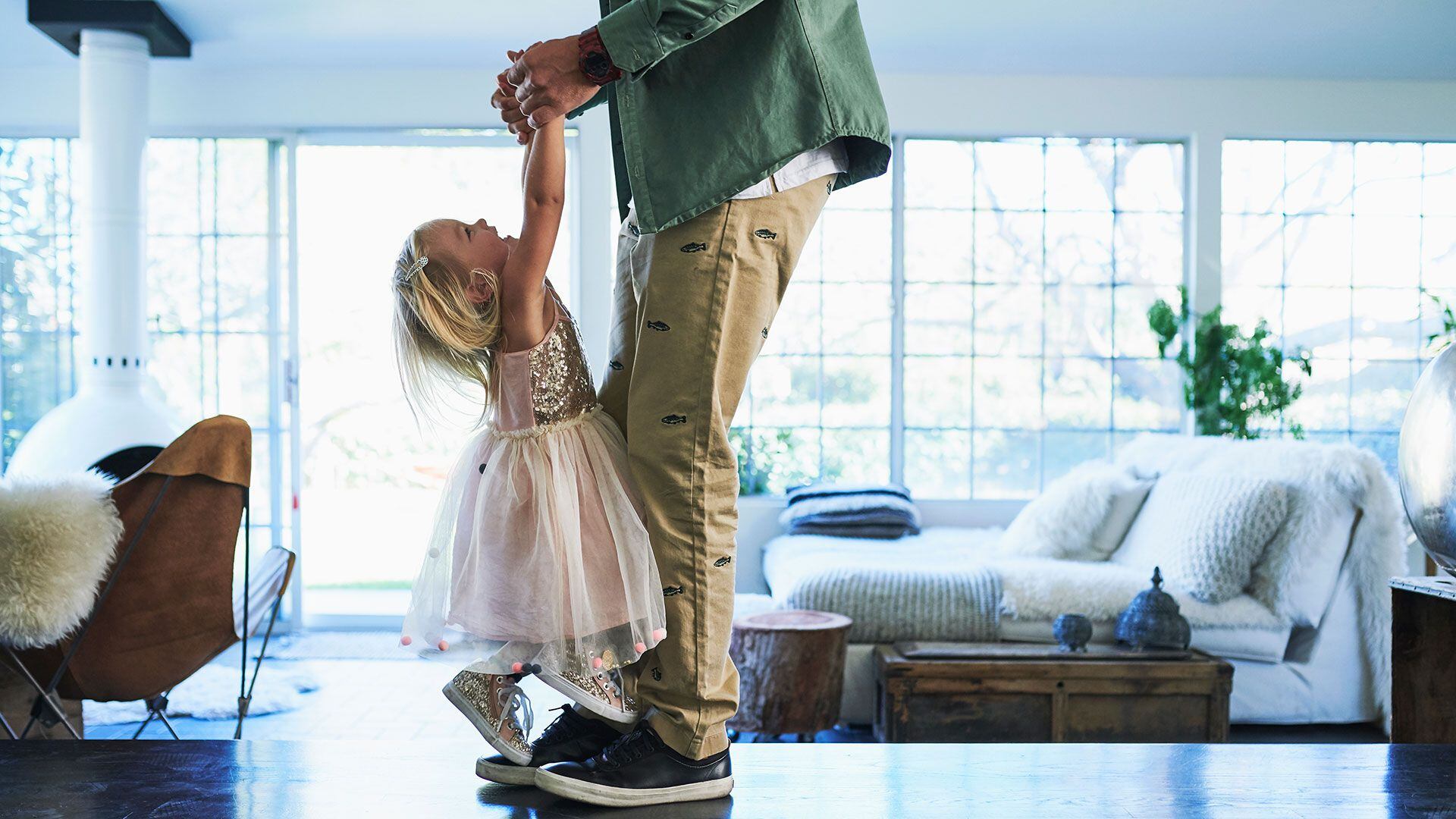 Un hogar lleno de risas y juegos puede fomentar un sentido del humor más temprano y complejo. Es fundamental el papel que juegan las interacciones familiares y el ambiente social en este proceso (Getty Images)