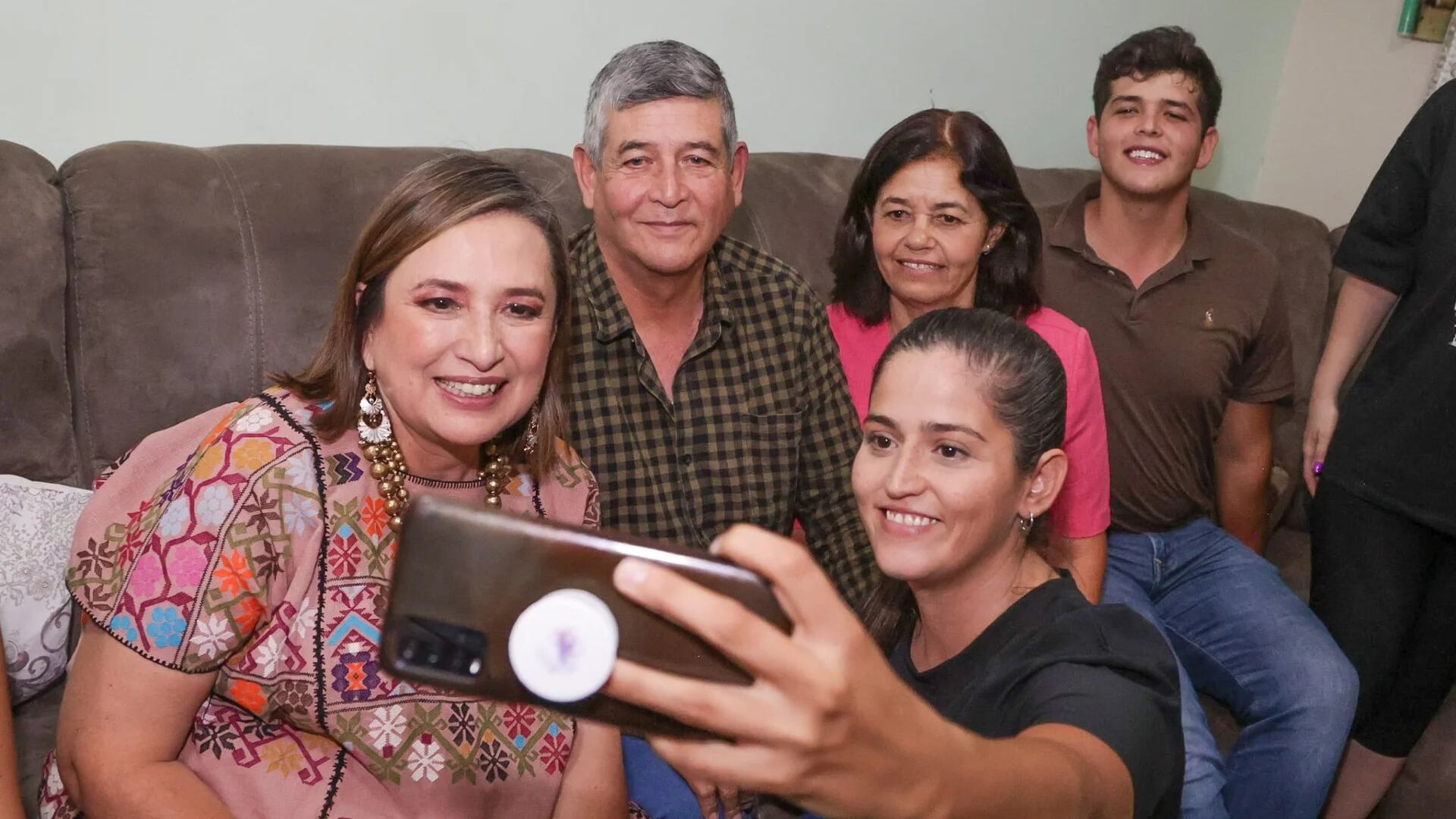 “No hay quimios”: Xóchitl Gálvez visita casa de mujer con cáncer y promete no desamparar a quienes lo padecen 