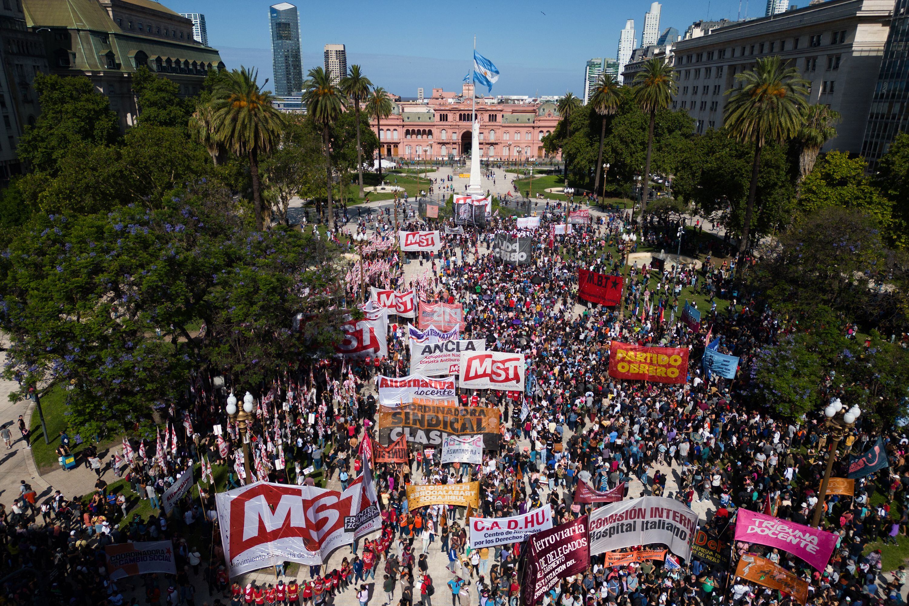 Fotografía de archivo, tomada el pasado 20 de diciembre, en la que se registró a cientos de ciudadanos al protestar contra el Gobierno del presidente de Argentina, Javier Milei, frente a la Casa Rosada (sede del Ejecutivo), en Buenos Aires (Argentina). EFE/Isaac Fontana
