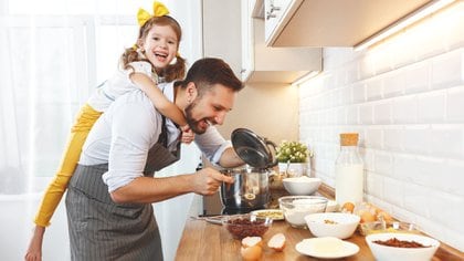 Según el estudio, los padres pasan más tiempo con sus hijos que antes (Shutterstock)