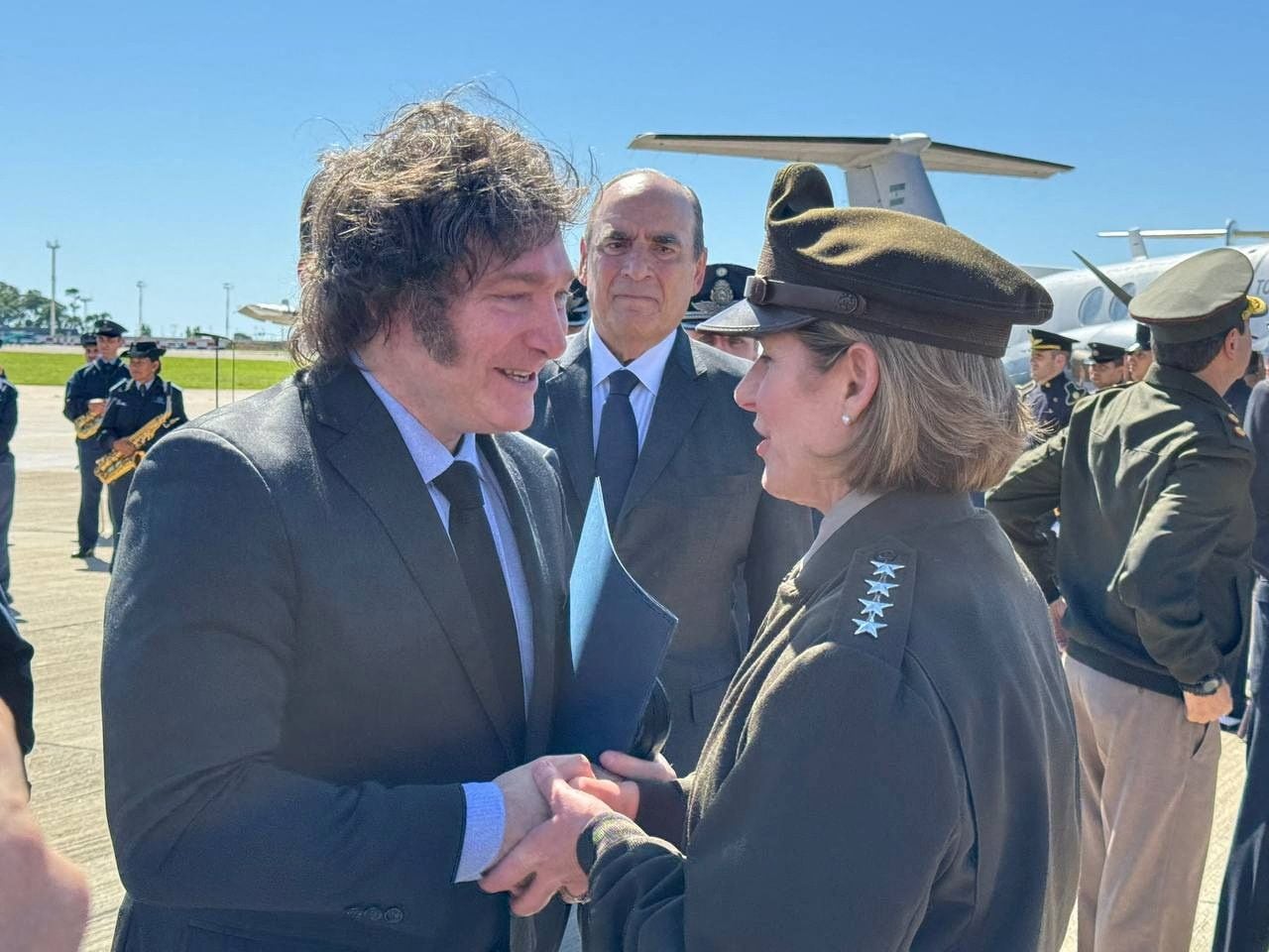 Javier Milei saluda a la general Laura Richardson durante un acto oficial en el Aeroparque de Buenos Aires