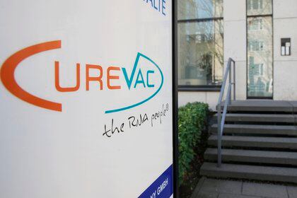 CureVac, que se asoció con Bayer en enero, inició en diciembre las últimas pruebas de su vacuna experimental y dijo que espera tener resultados provisionales en el primer trimestre (EFE)