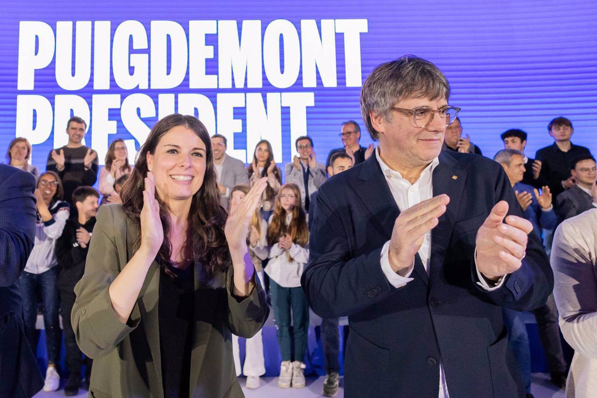 La cabeza de lista de Junts+ por Tarragona, Mònica Sales, y el candidato a la presidencia de la Generalitat, Carles Puigdemont. (JUNTS+)