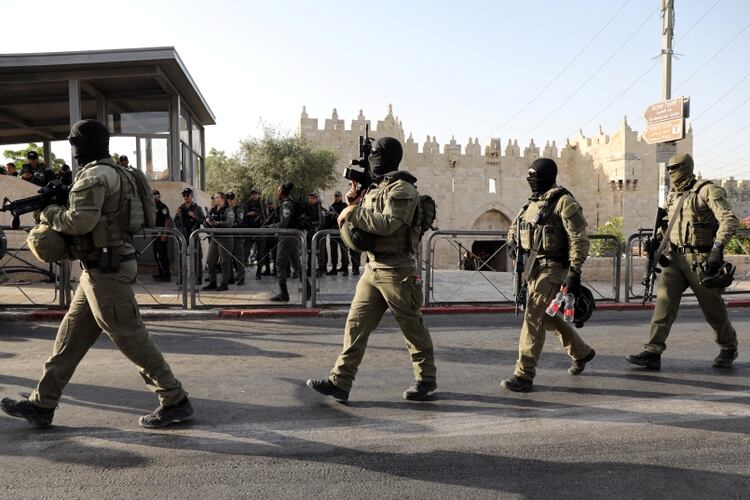 Personal israelí en el lugar del ataque (REUTERS/Ammar Awad)