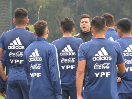 Esteban Solari, hermano de Santiago, fue futbolista, estuvo en Pumas y se convirtió en entrenador de las divisiones inferiores en Argentina (Foto: Twitter/@Argentina)