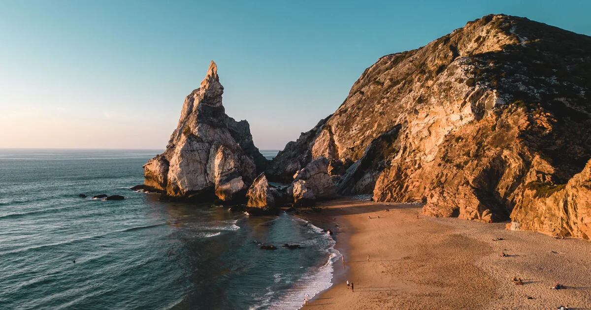 A espetacular praia de Portugal rodeada por falésias com mais de 100 metros de altura