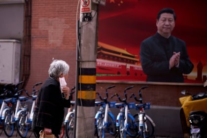 Una mujer observa el retrato del presidente chino Xi Jinping en Shanghai (REUTERS/Aly Song)