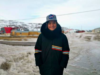 Owen, de 12 años, posa para una foto en Iqaluit, la capital del territorio nunavut, en el extremo norte de Canadá. Hasta ahora, no se han documentado casos del nuevo coronavirus en la población de aproximadamente 8.000 personas, en su mayoría inuits, pero la escuela de Owen está cerrada. (Aaron Watson vía AP)
