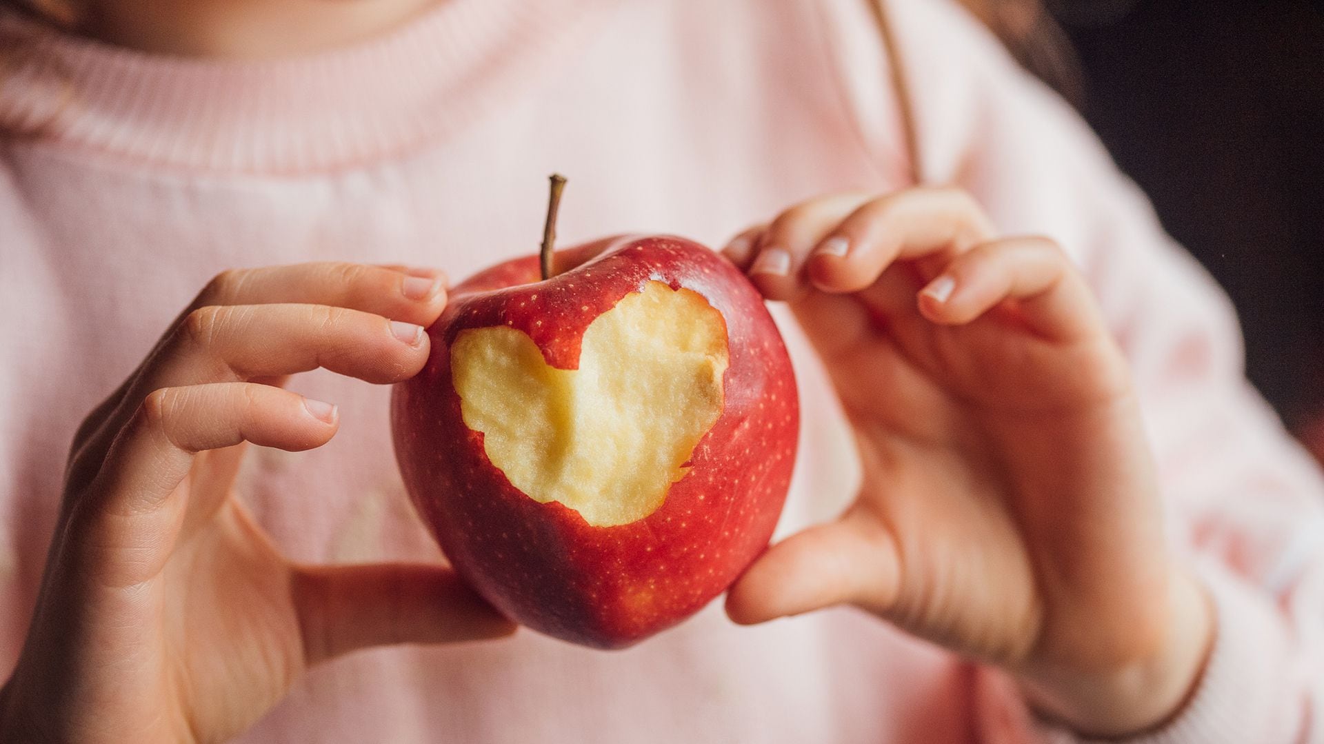 “Una manzana al día mantiene al doctor en la lejanía” es la traducción al español del refrán de lengua inglesa que reza “an apple a day keeps the doctor away” (Getty)