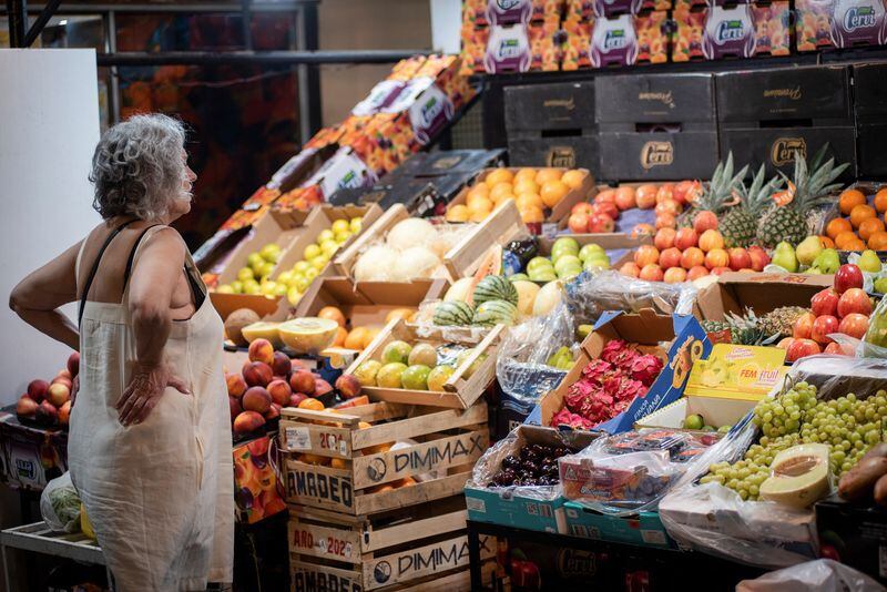 Según el Indec, “la división de mayor aumento en el mes fue Alimentos y bebidas no alcohólicas (15,6%), producto de la suba en Carnes y derivados y Verduras, tubérculos y legumbres” (REUTERS/Mariana Nedelcu)