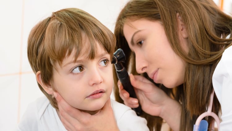 Ante el menor síntoma de molestia en el oído hay que consultar al médico (iStock)