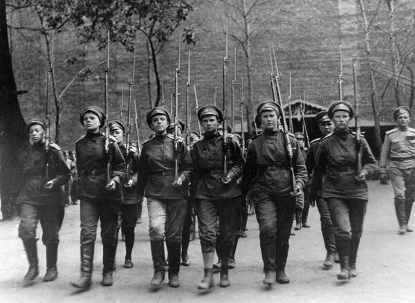 Octubre de 1917: tropas femeninas avanzan sobre Moscú durante la Revolución Rusa.