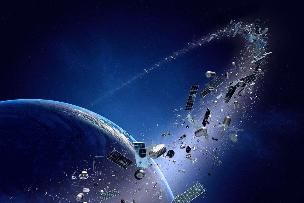 La basura espacial es el conjunto de desperdicios generados por el lanzamiento de satélites al espacio. (Evreka)