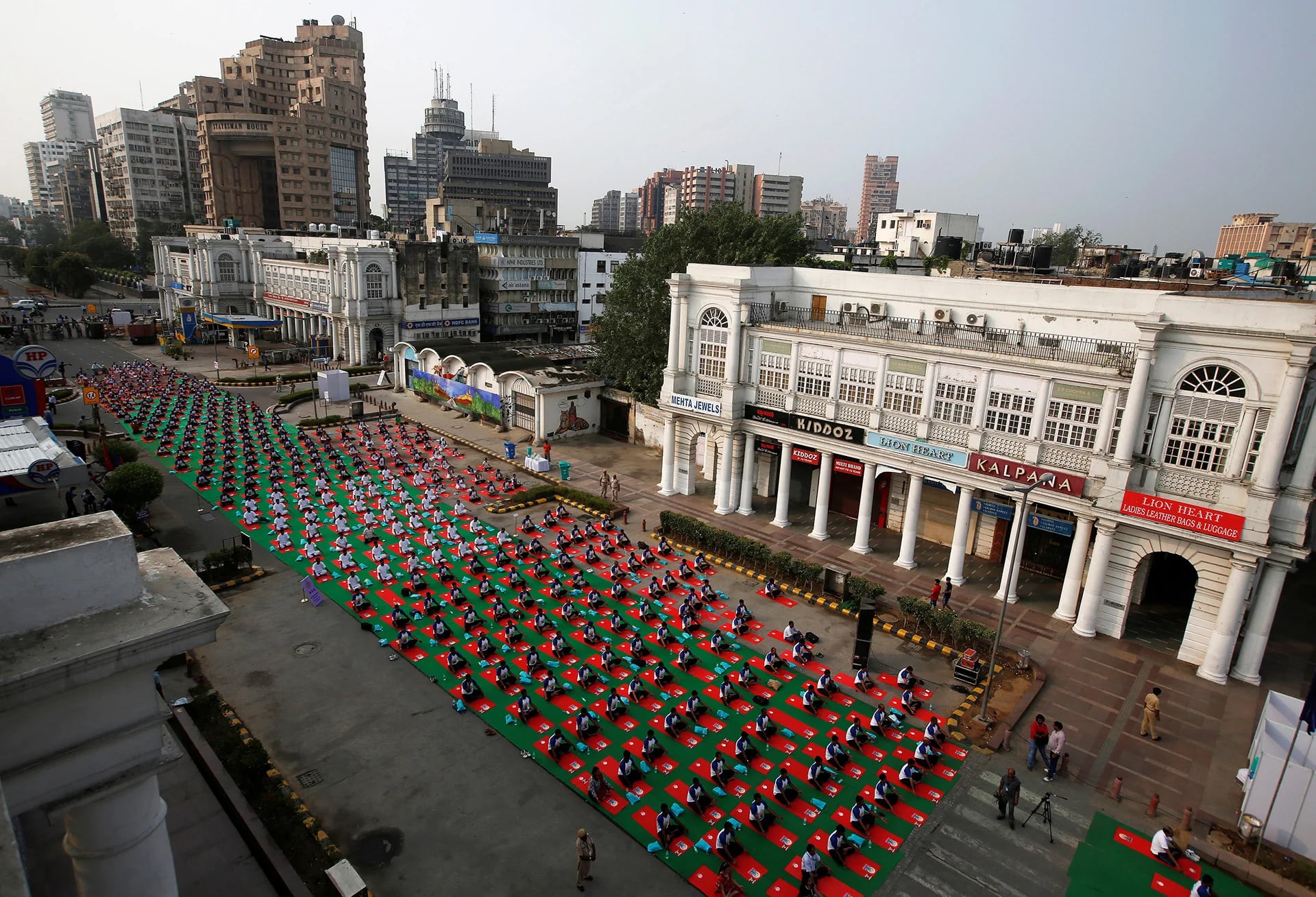 Práctica masiva de yoga en Nueva Delhi (AFP)