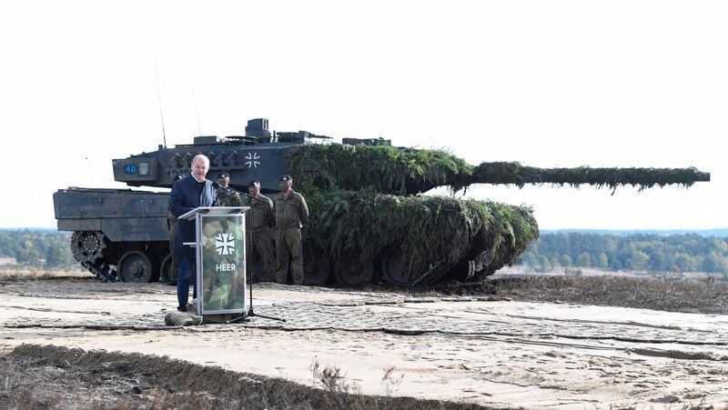 El canciller alemán Olaf Scholz pronuncia un discurso frente a un tanque Leopard 2