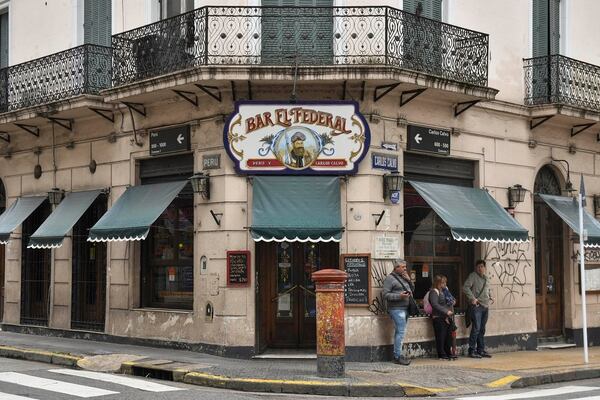 Bar El Federal desde 1864 en el barrio de San Telmo en la esquina de Carlos Calvo y Perú