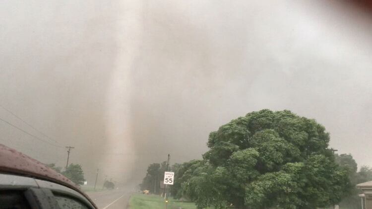 Un tornado gira durante un tiempo tormentoso en Mangum, Oklahoma, EE.UU. (Reuters)