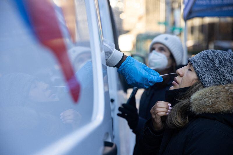 Una mujer toma una prueba de PCR para detectar el coronavirus en Nueva York (Foto: REUTERS/Jeenah Moon)