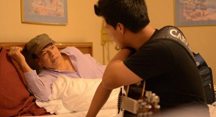 Luis Alberto Aguilera se ve con una guitarra al lado de su padre, Juan Gabriel (Foto: Instagram)