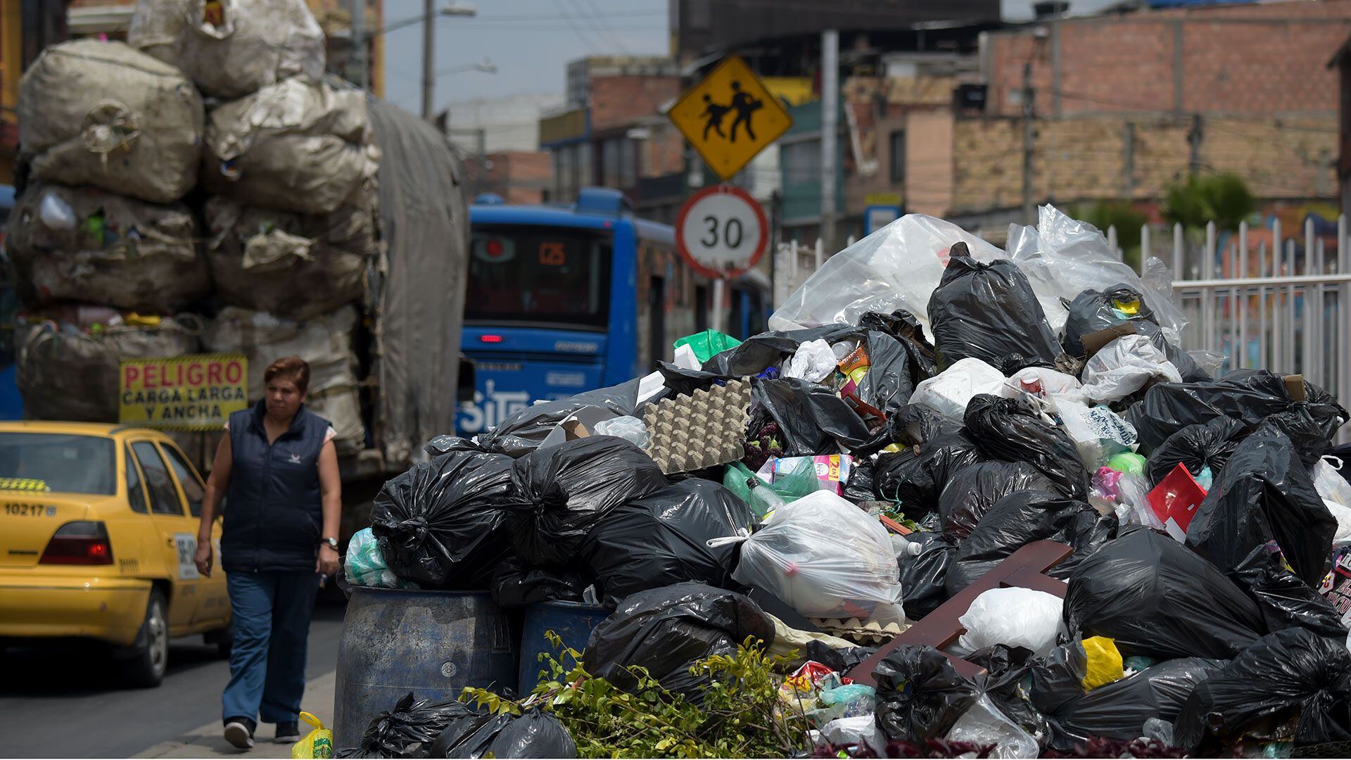 Los contenedores de basura representan problemas de seguridad y salubridad en algunos sectores de Bogotá - Crédito AFP