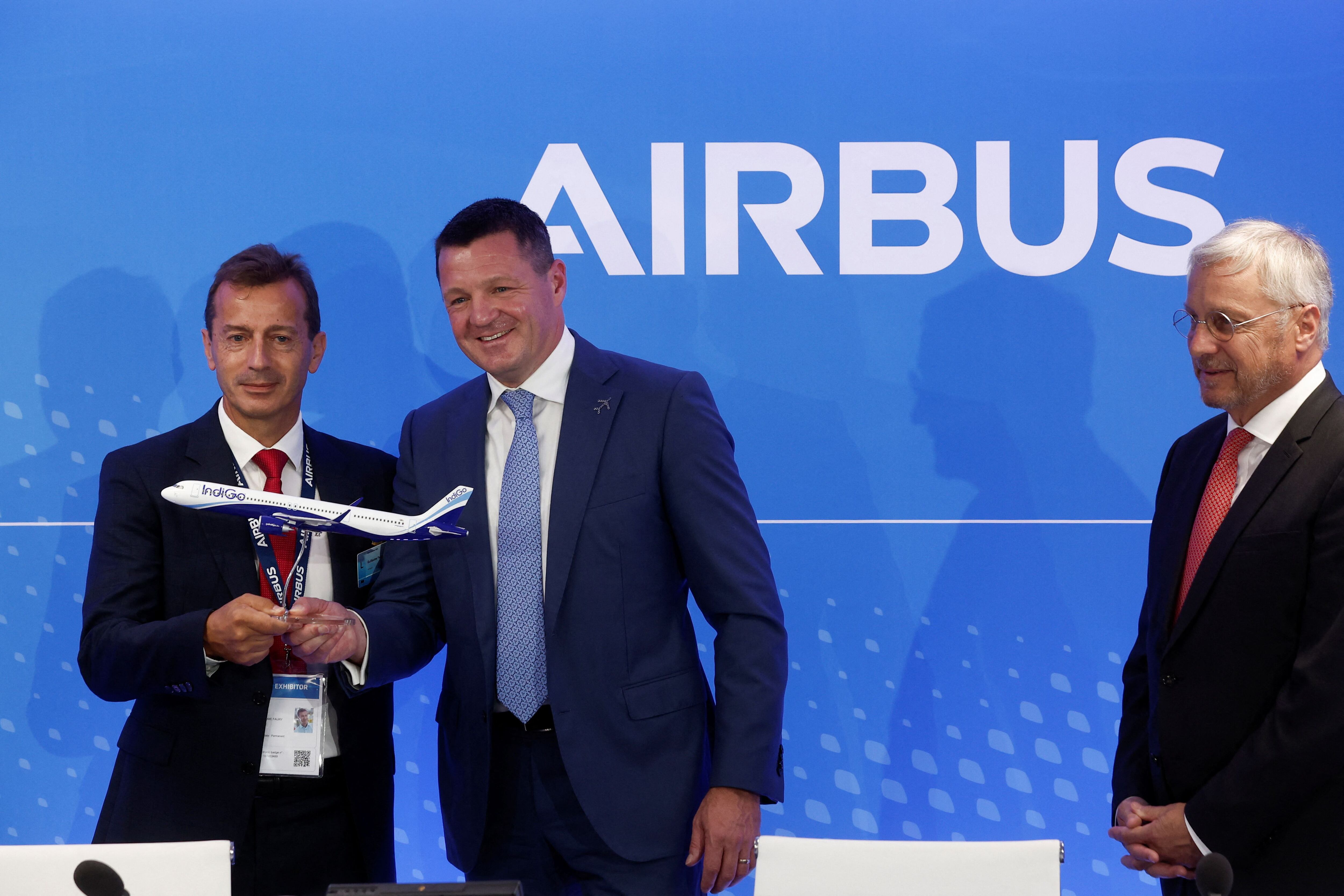 Pieter Elbers, CEO de IndiGo, Guillaume Faury, CEO de Airbus y Christian Scherer, Chief Commercial Officer de Airbus (REUTERS/Benoit Tessier)
