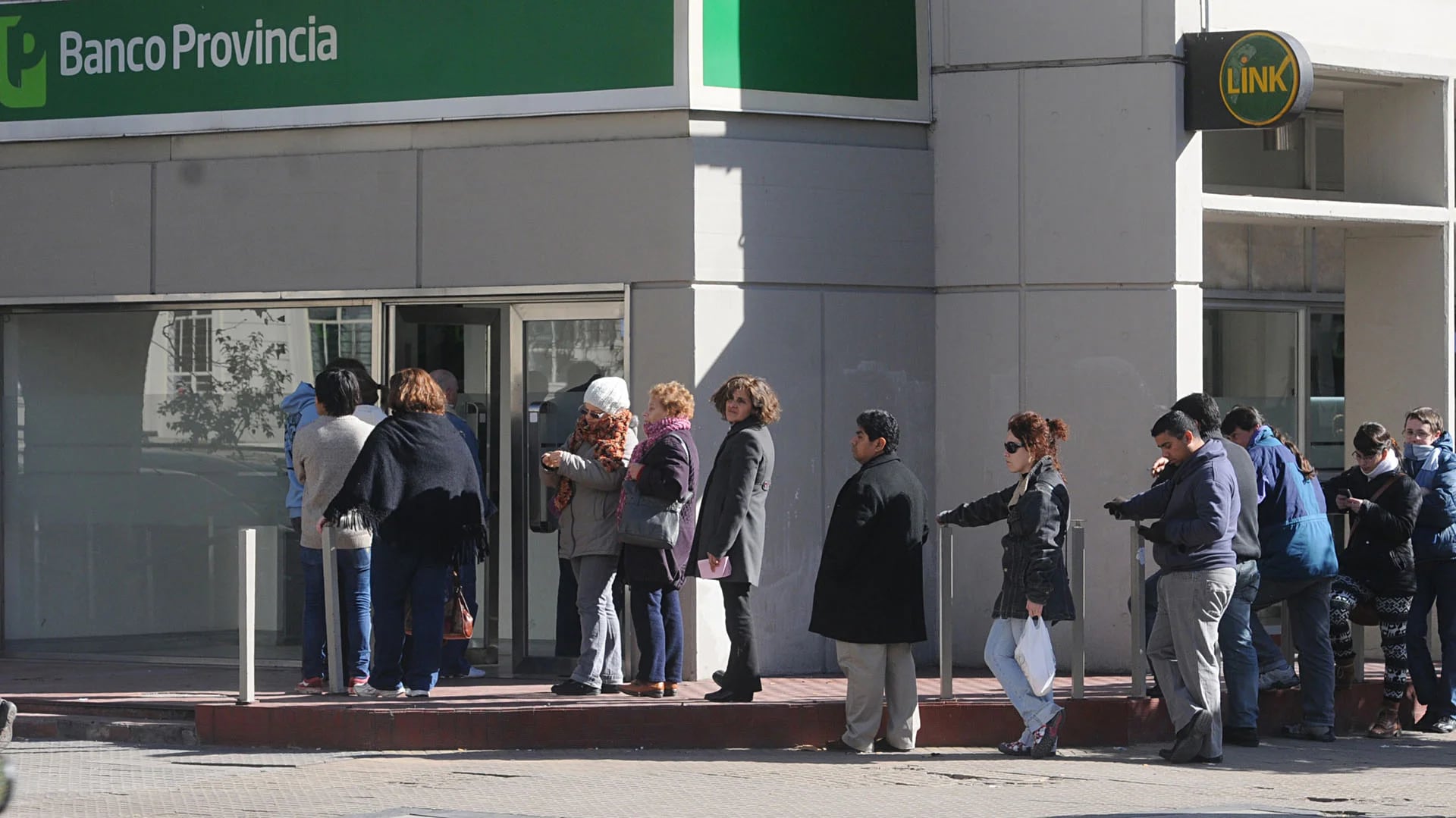 En La Plata pretenden cobrar por el uso que hace la gente del espacio público cuando espera en la calle para entrar al cajero automático. (NA)