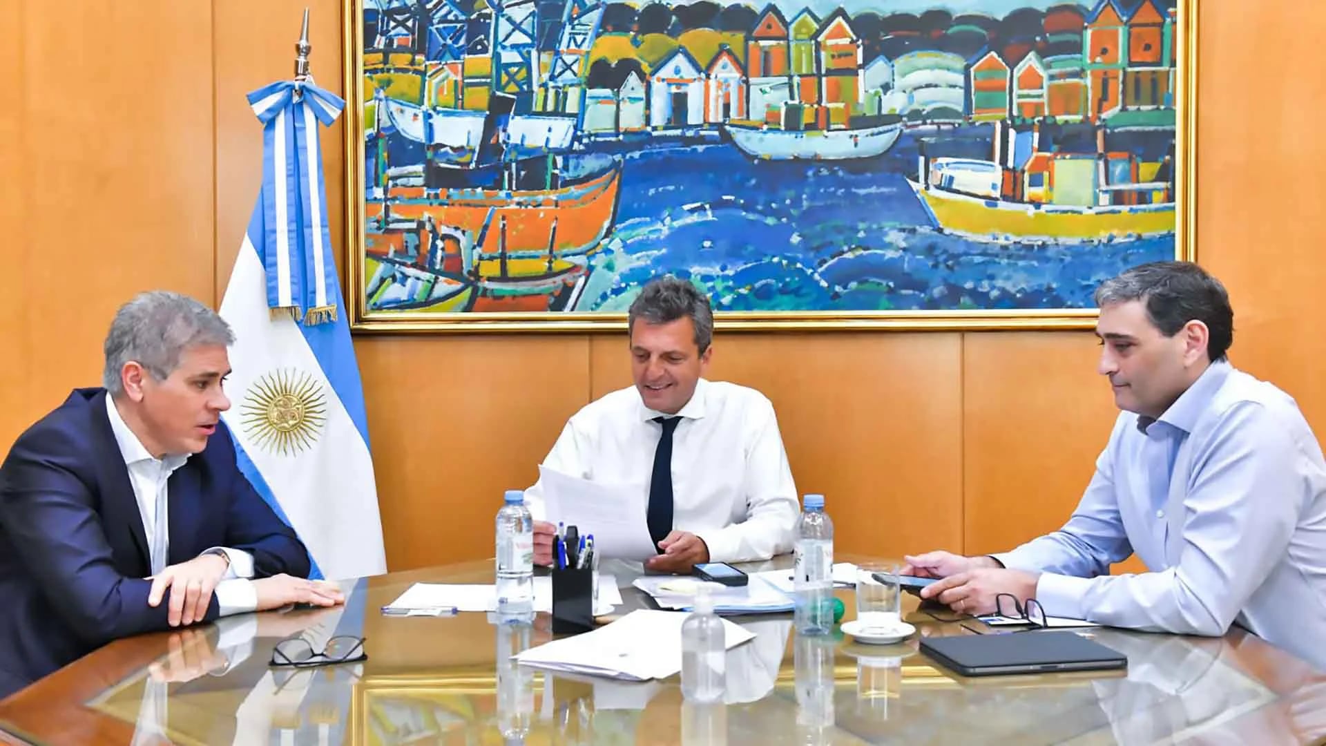 Massa, entre Pablo González y Pablo Iuliano, presidente y CEO de YPF