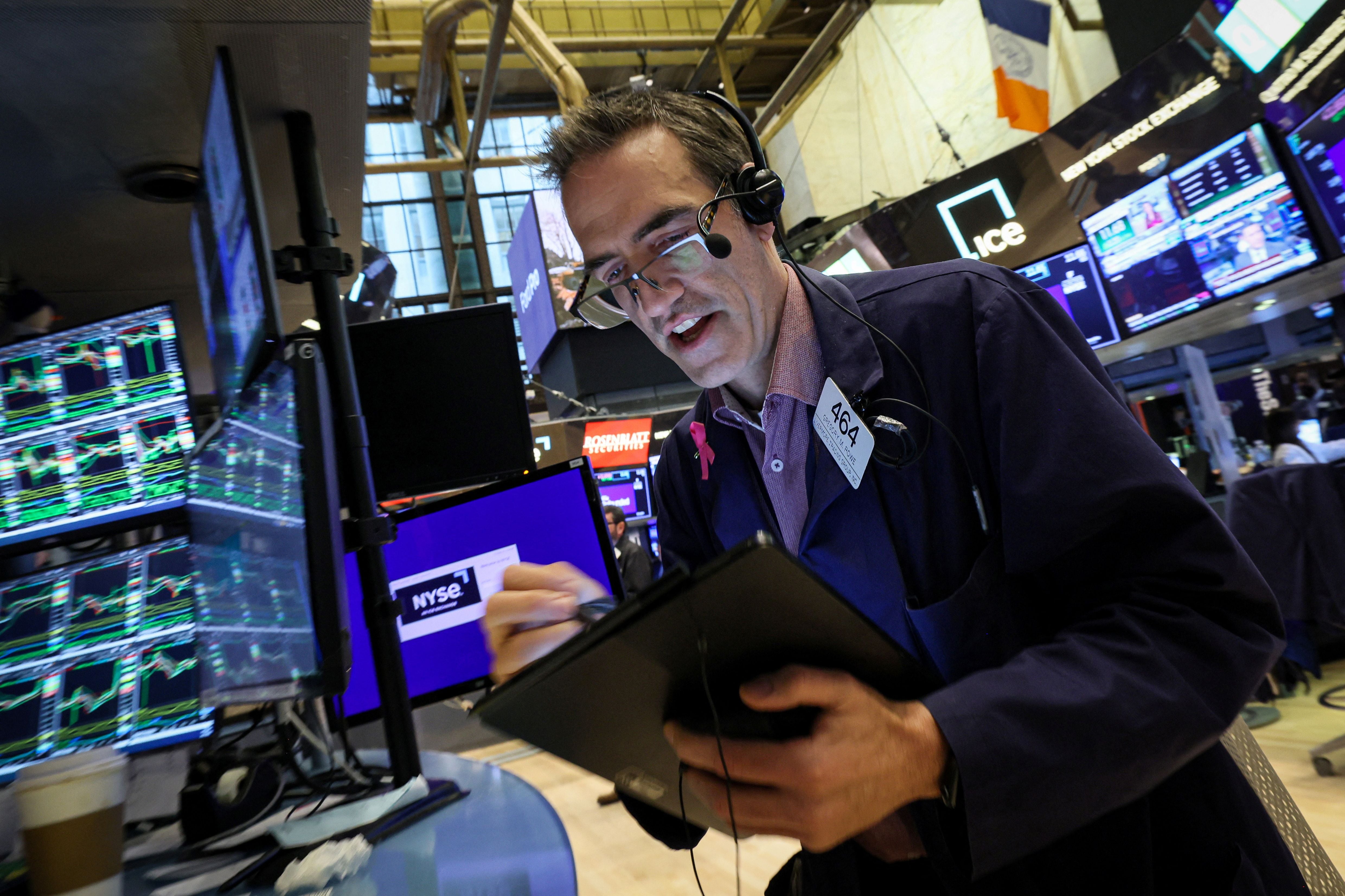 Un trader del New York Stock Exchange (NYSE) en New York (REUTERS/Brendan McDermid)