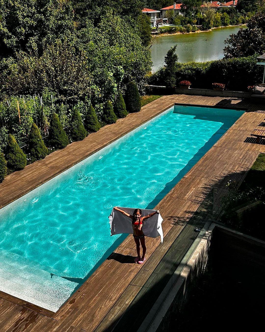 La piscina de su casa desde una toma aérea 