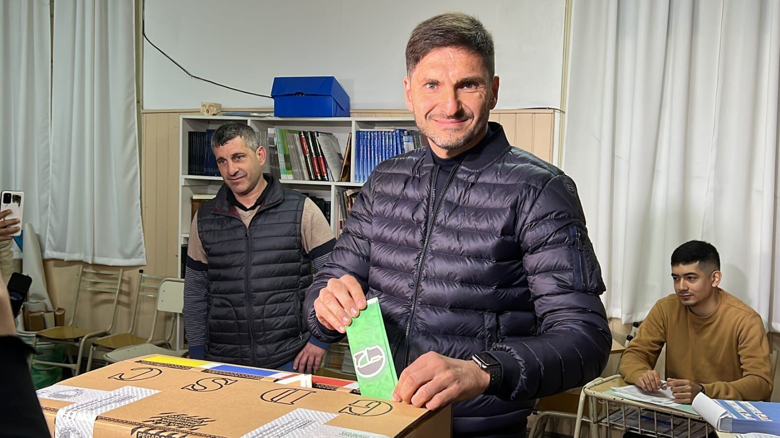Maximiliano Pullaro votó en su escuela de Hughes, un pequeño pueblo del sur de Santa Fe