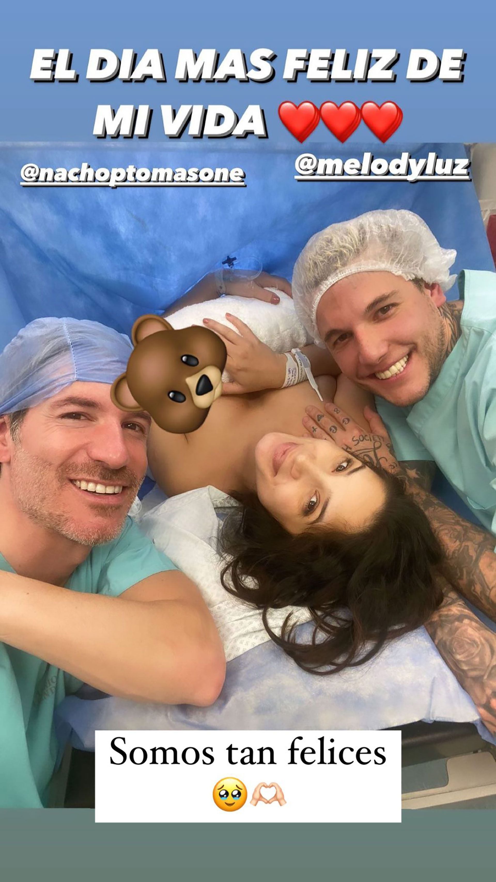 La primera foto familiar que Alex y Melody compartieron con su beb&eacute; en brazos (Instagram)