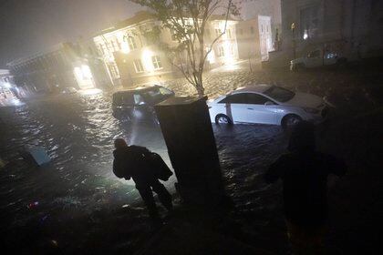 En las primeras horas del miércoles, las inundaciones se sentían con fuerza en el norte de Florda (AP)