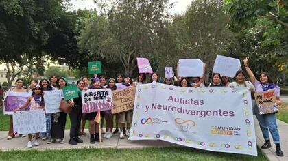 Mujeres autistas y neurodivergentes presentes en la movilización por el 8M en Lima. (Foto: Carolina Diaz)