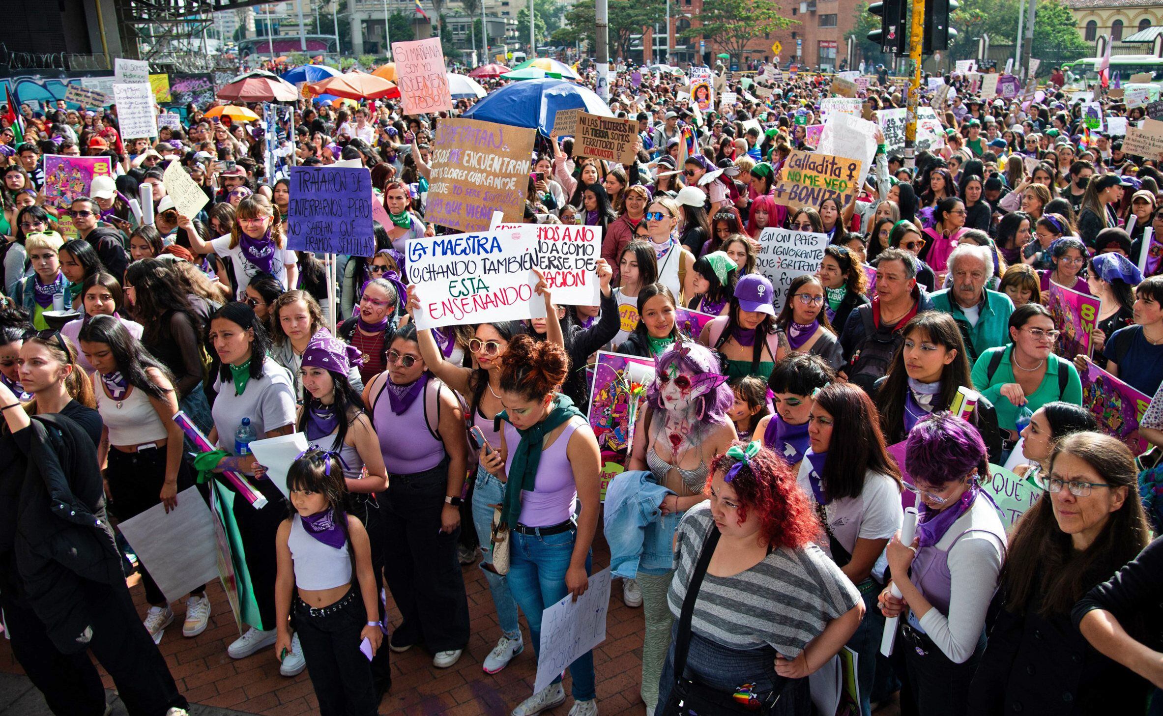 Mujeres participan en una manifestación en conmemoración del Día Internacional de la Mujer, en Bogotá (Colombia). EFE/María José González 