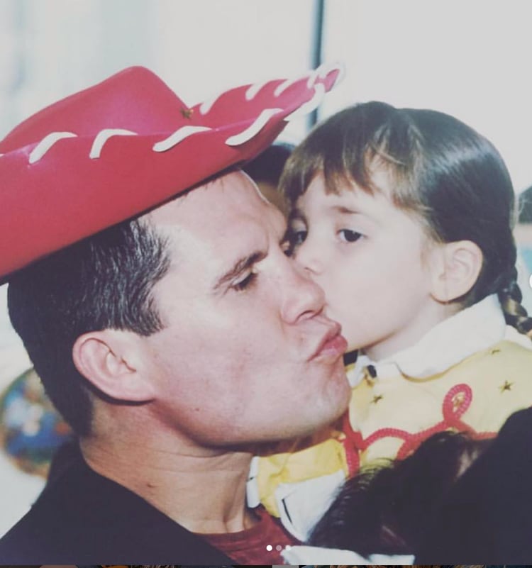 Chávez con su hija a principios de los 2000 (Foto: Instagram @NicoleChavez98)