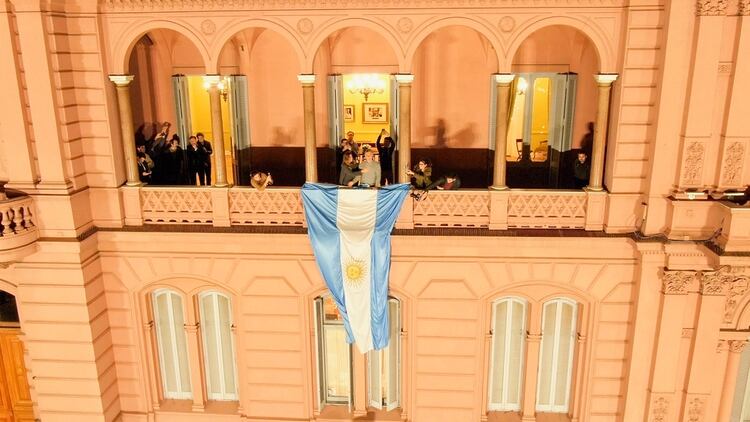 Macri en el balcón visto desde el drone de Infobae (Thomas Khazki)