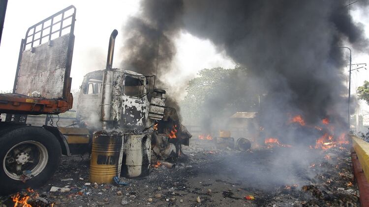 El camión con ayuda humanitaria incendiado en la frontera de Venezuela por el régimen de Nicolás Maduro (Photo by Schneyder Mendoza / AFP)