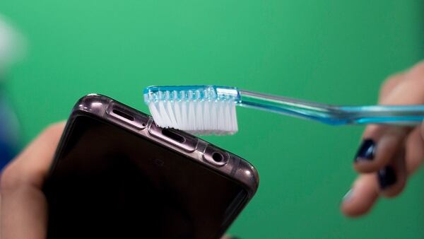 Un cepillo de dientes que no se use, puede servir para limpiar conectores, por ejemplo