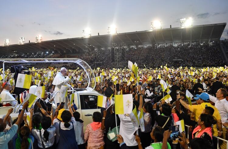 La llegada de Francisco al Estadio Nacional para la misa (Reuters)