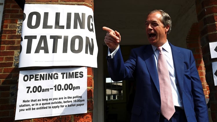 El líder del Partido Brexit, Nigel Farage, hace un gesto al abandonar un colegio electoral después de votar en las elecciones europeas, en Biggin Hill, el 23 de mayo de 2019 (REUTERS/Hannah McKay)