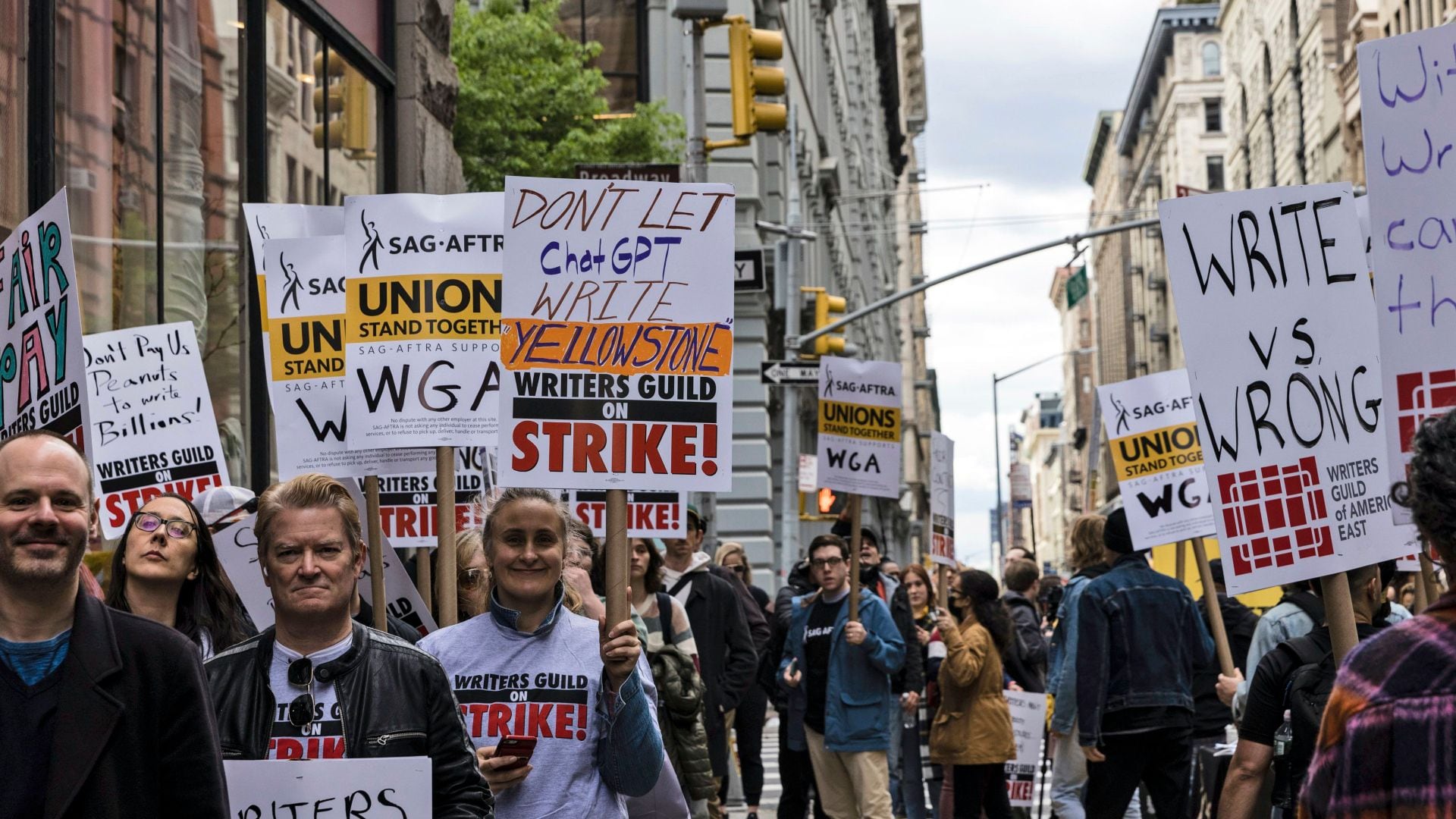 Guionistas aseguran que el acuerdo con los directores es un técnica para dividirlos y quitarle fuerza a la huelga
(Foto AP/Stefan Jeremiah)