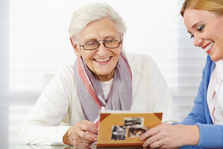 Los cuidadores informales de personas con alzhéimer experimentan un aumento de cargas físicas, emocionales, sociales y económicas