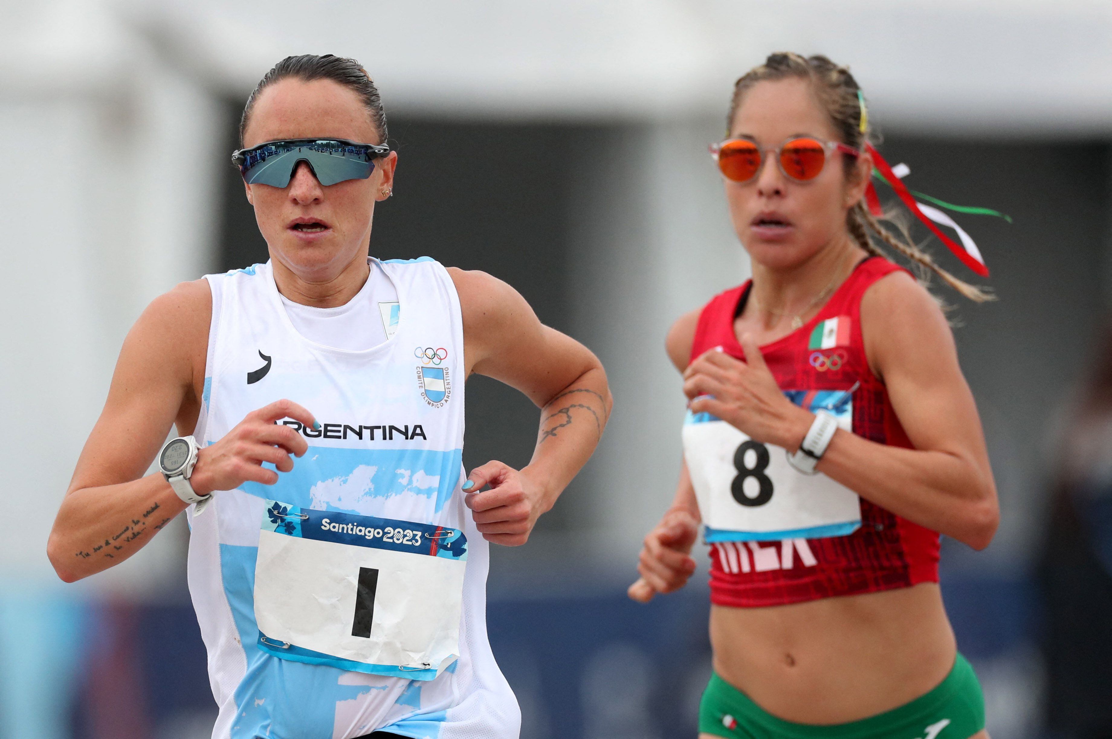 Florencia Borelli logró medalla de plata para Argentina al terminar segunda en maratón, detrás de la mexicana Citlali Cristian (REUTERS/Ivan Alvarado)