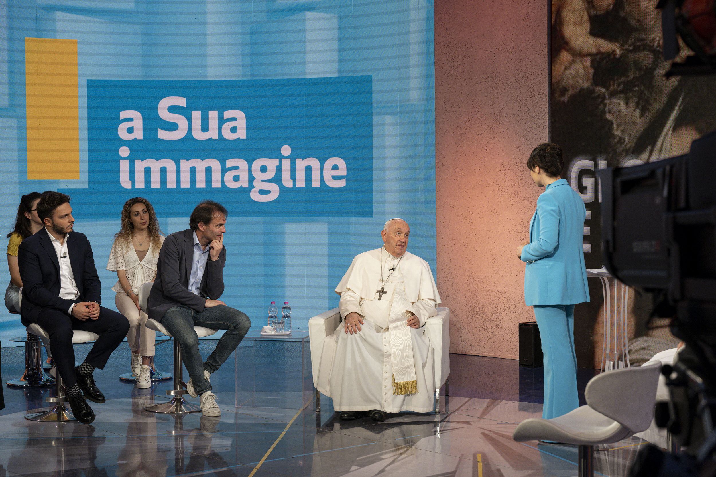 El Papa en el estudio de la Rai (via Reuters)