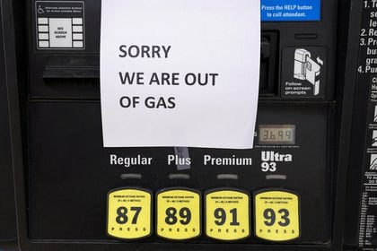 FOTO DE ARCHIVO: Un letrero les dice a los conductores que las bombas de gasolina están vacías. Las estaciones de Florida a Virginia comenzaron a agotarse y los precios subieron cuando el cierre de Colonial Pipeline por parte de piratas informáticos provocó el pánico de por parte de los automovilistas, en Falls Church, Virginia, EE. UU. 12 de mayo de 2021. REUTERS / Kevin Lamarque 