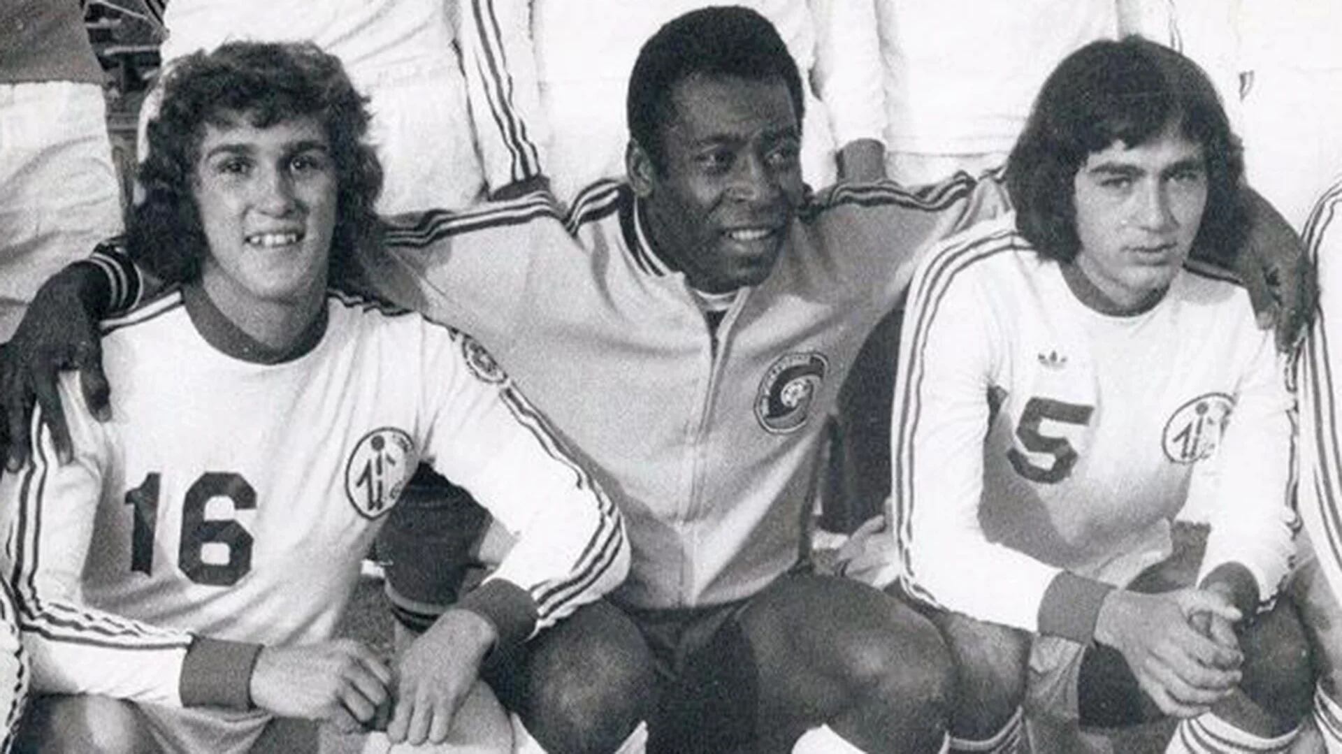 Santiago Formoso, junto a Pelé en un encuentro del Cosmos