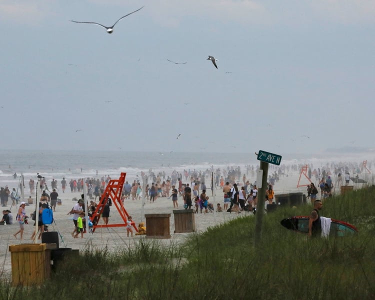 Ciudadanos pasean en una playa del Condado de Duval abierta para realizar ejercicio, en Jacksonville, Florida, el 19 de abril, pese a las cifras del COVID-19 en el estado (Foto: REUTERS/Sam Thomas)